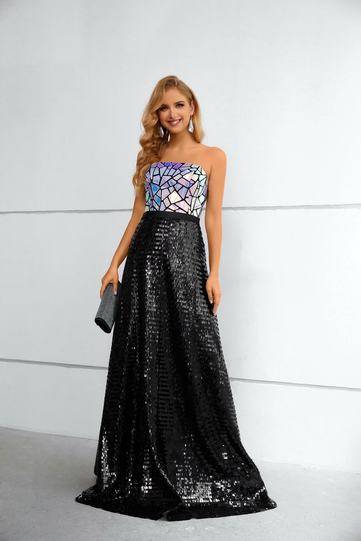 Vestido longo sem alças com mosaico iridescente, saia preta com lantejoulas e cauda