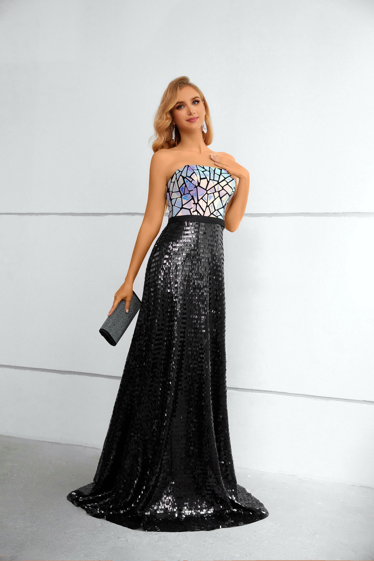 Vestido longo sem alças com mosaico iridescente, saia preta com lantejoulas e cauda