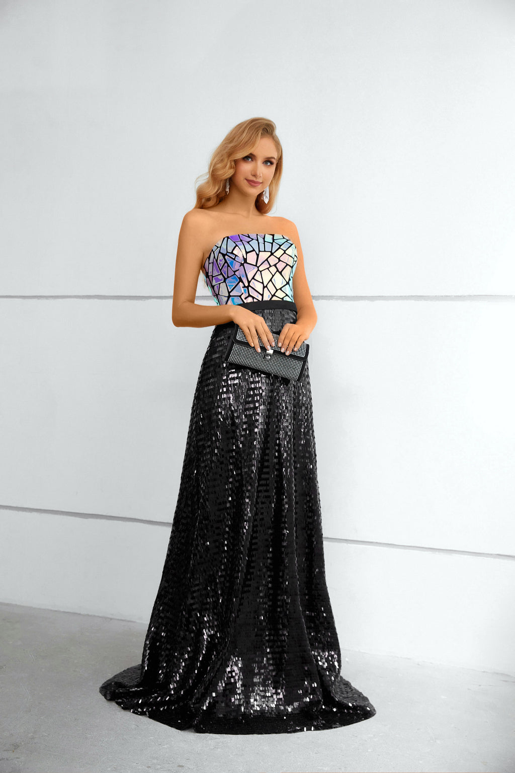 Vestido longo sem alças com mosaico iridescente, saia preta com lantejoulas e cauda