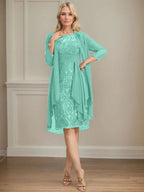 Etui/Säulenförmiges Kleid mit Illusion, knielang, aus Spitze und Chiffon, Brautmutterkleid mit herabfließenden Rüschen und Pailletten