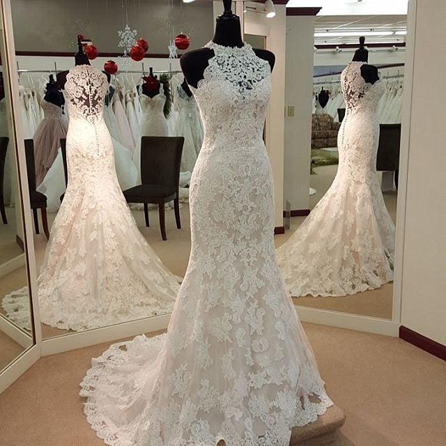 Vestidos de Noiva Sem Mangas com Aplicação de Renda de Sereia e Decote em Joia