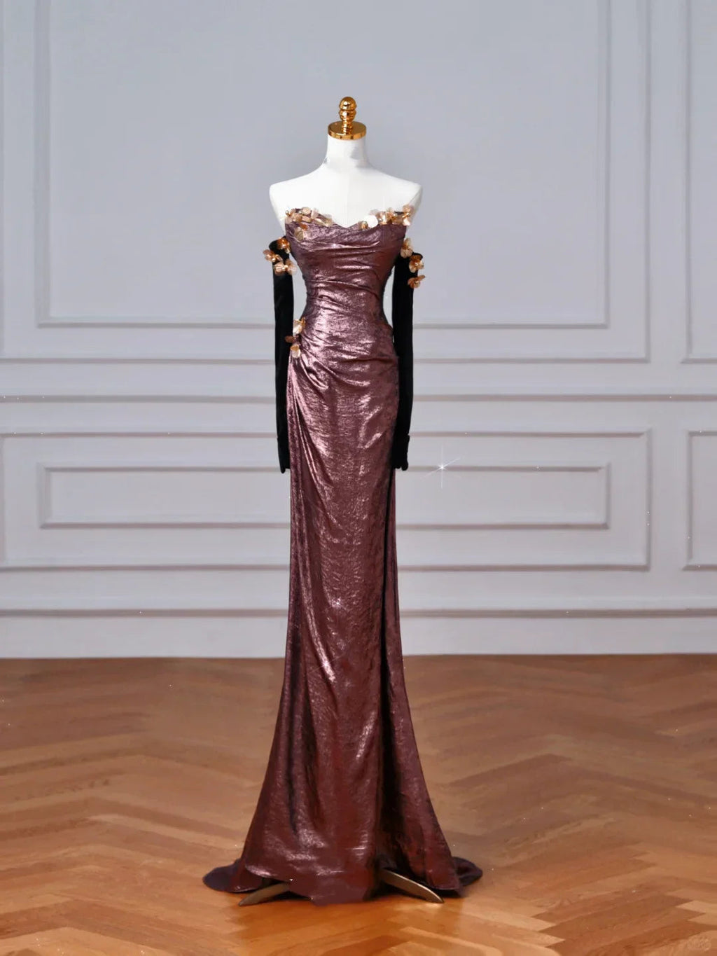 Vestido de Festa Longo Vintage em Cetim com Aplicações e Ombros Descobertos, Corte Sereia com Fenda, Modelo Y8613