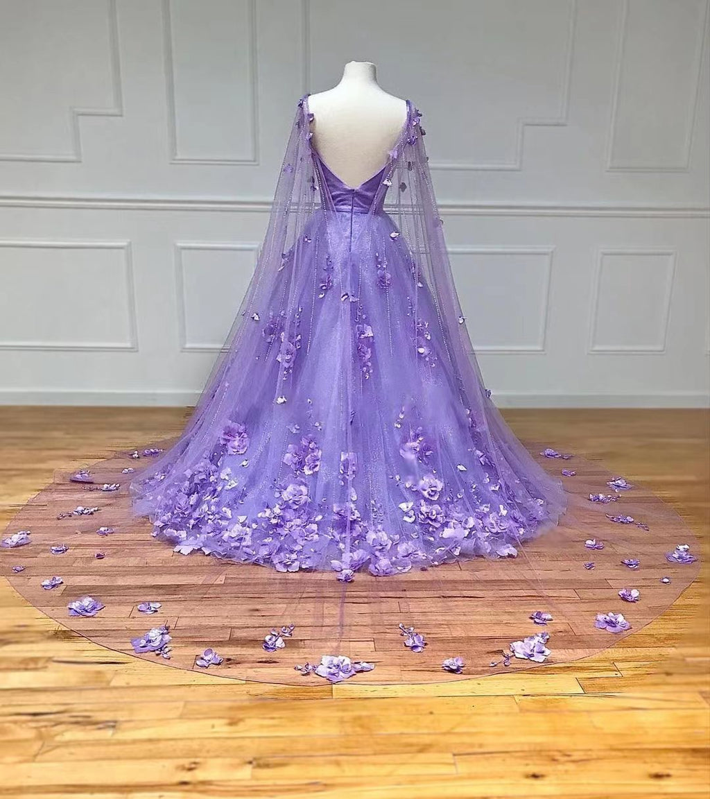 A-Linien-Ballkleid aus floraler Spitze mit Cape-Ärmeln 