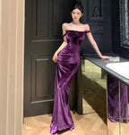 Vestido de Festa Longo Elegante em Veludo Roxo com Ombros Descobertos e Fenda Y8131