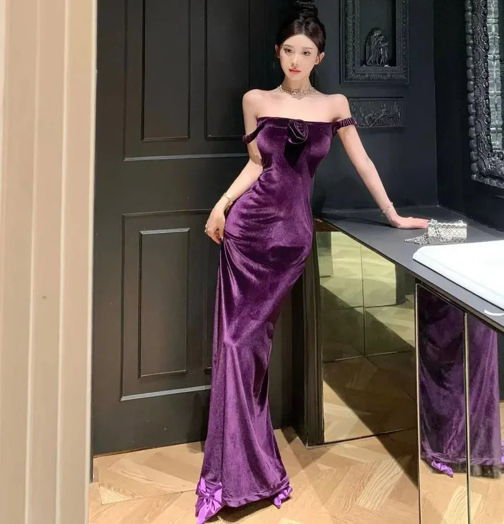 Vestido de Festa Longo Elegante em Veludo Roxo com Ombros Descobertos e Fenda Y8131