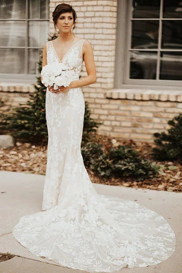 Robe de mariée bohémienne à décolleté plongeant en dentelle, coupe sirène
