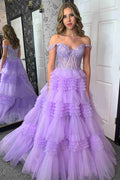 Vestido de baile com corpete de renda, folhos, decote coração e ombros descobertos em lavanda