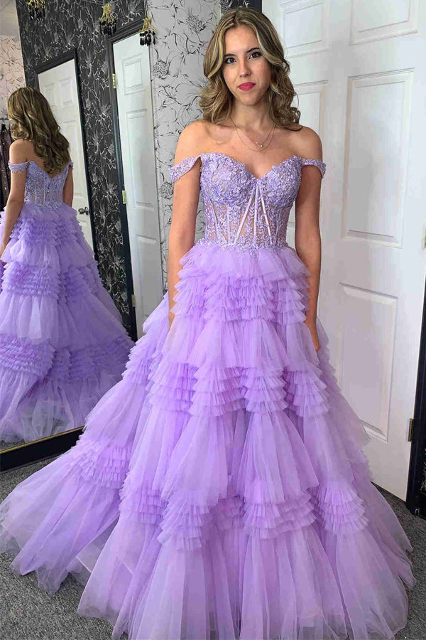 Vestido de baile com corpete de renda, folhos, decote coração e ombros descobertos em lavanda