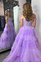 Vestido de baile com corpete de renda, folhos, decote coração e ombros descobertos em lavanda