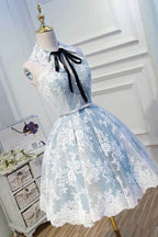 Robe courte de bal de fin d'année à appliques en dentelle bleu clair avec col licou