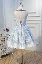 Robe courte de bal de fin d'année à appliques en dentelle bleu clair avec col licou