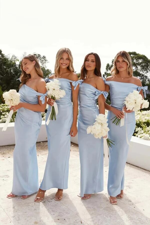 Vestidos de dama de honor de satén plisado con hombros descubiertos y corte en azul claro 