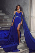 Vestido de fiesta formal de sirena largo con escote en forma de corazón y tirantes finos de satén azul real con cuentas y abertura