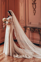 Vestidos de Noiva em Cetim com Renda, Decote em V, Manga Comprida, Corte em A e Folhos