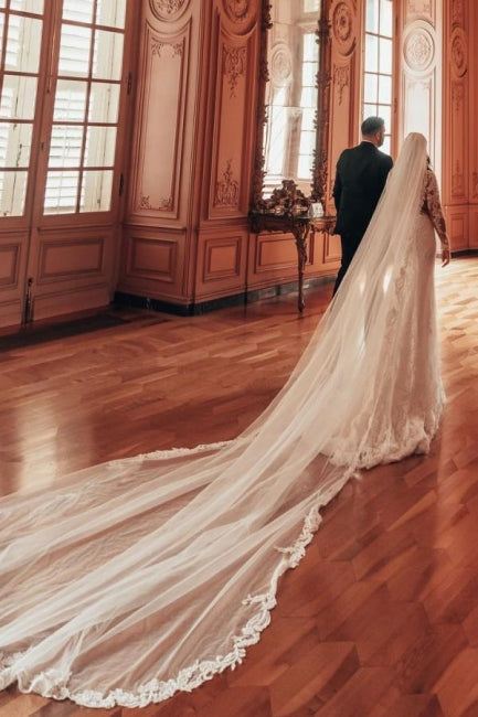 Vestidos de Noiva em Cetim com Renda, Decote em V, Manga Comprida, Corte em A e Folhos