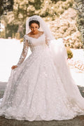 Vestido de noiva com mangas compridas, renda, decote redondo e saia rodada