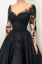 Vestido de noite preto princesa com corpete e mangas compridas