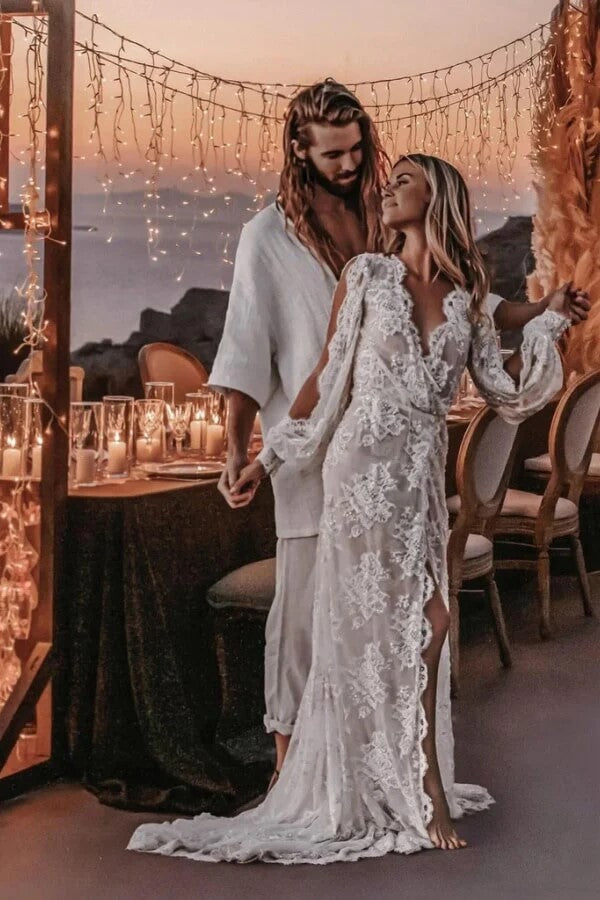 Robe de mariage bohème à manches longues avec appliques en dentelle et col en V