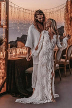 Robe de mariage bohème à manches longues avec appliques en dentelle et col en V