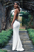 Vestido de Noiva Branco com Alças Longas de Espaguete, Corte Sereia e Bordados com Contas