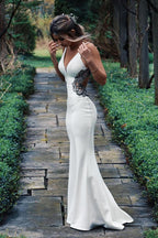 Vestido de Noiva Branco com Alças Longas de Espaguete, Corte Sereia e Bordados com Contas