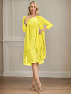Etui/Säulenförmiges Kleid mit Illusion, knielang, aus Spitze und Chiffon, Brautmutterkleid mit herabfließenden Rüschen und Pailletten