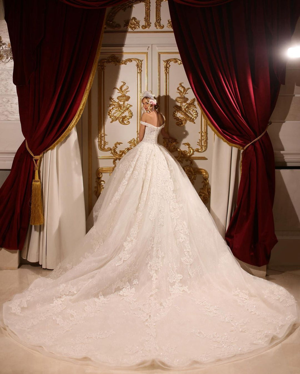 Robe de mariée longue luxueuse en ligne A, épaules dénudées, ornée d'appliques et de perles, avec traîne