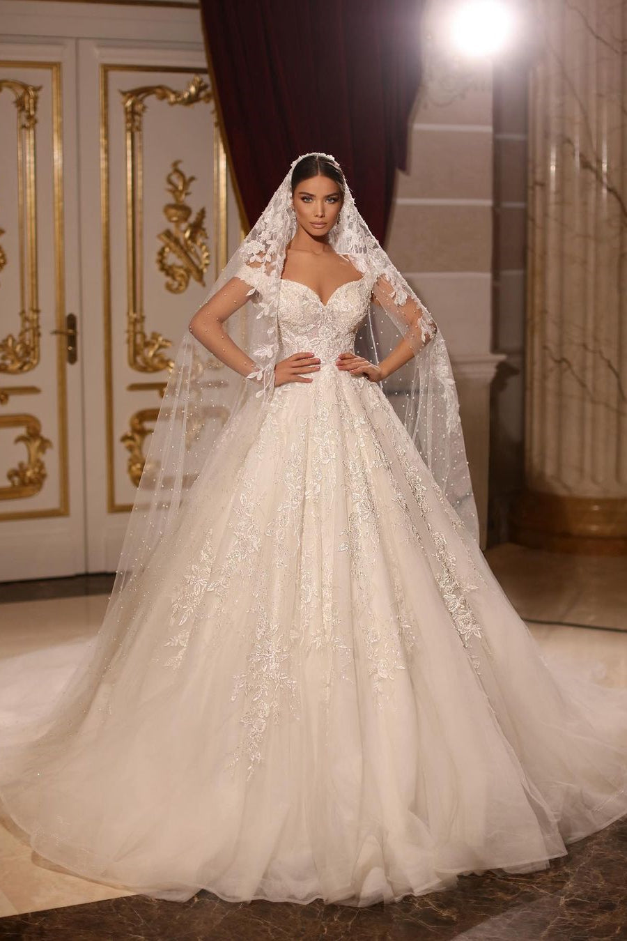 Lujoso vestido de novia largo de corte A con hombros descubiertos, encaje y cuentas
