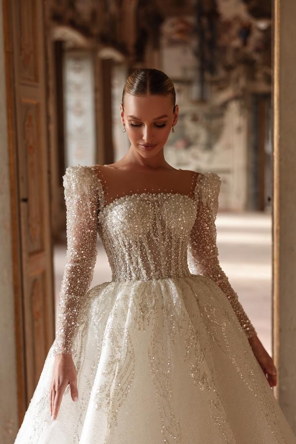 Abito da sposa lussuoso lungo avorio a linea ad A con scollo quadrato, pizzo e perline, con maniche