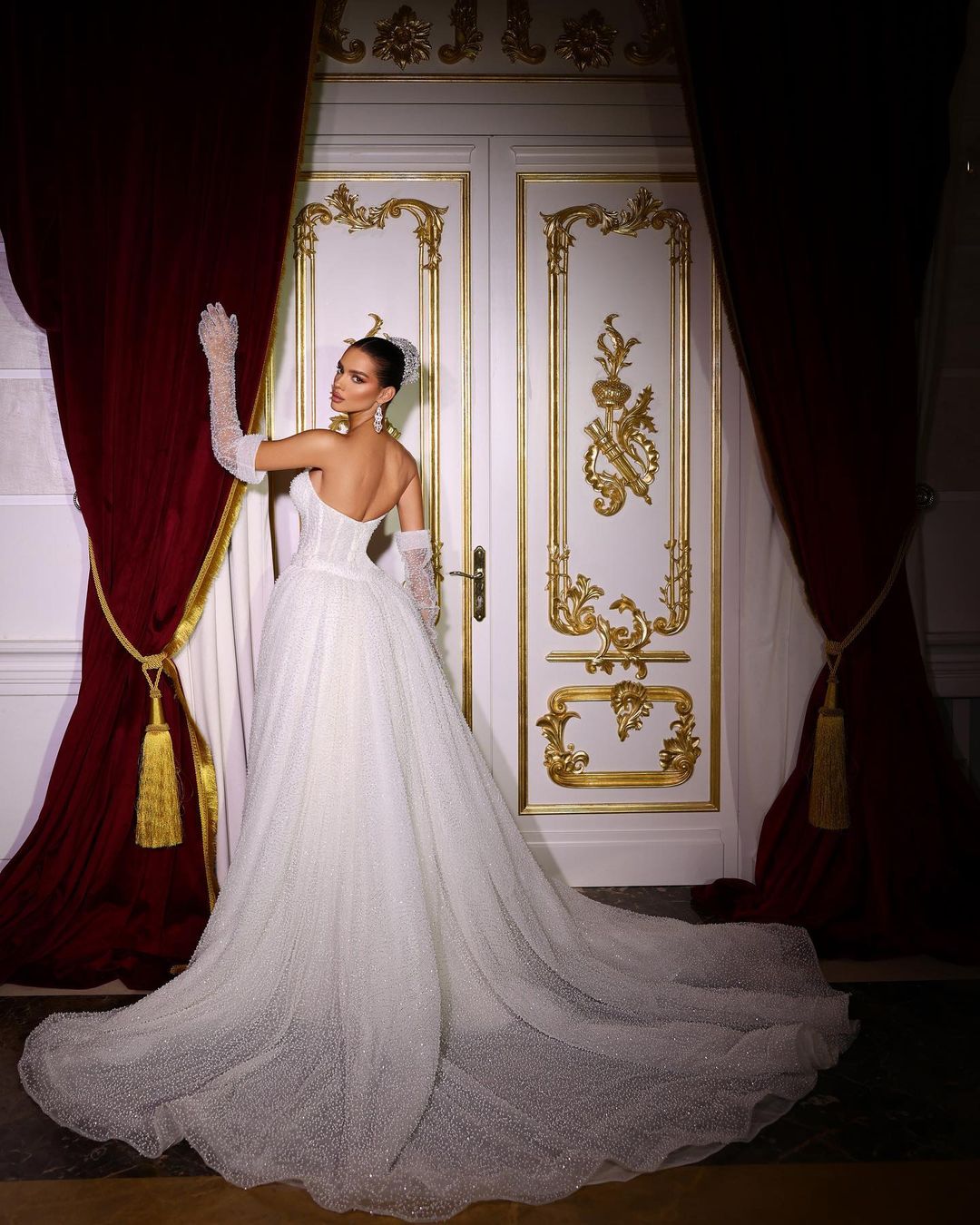 Vestido de Noiva Luxuoso Comprido Marfim com Decote em V, Cauda de Sereia, Sem Mangas, Bordado com Lantejoulas e Miçangas, com Cauda Destacável