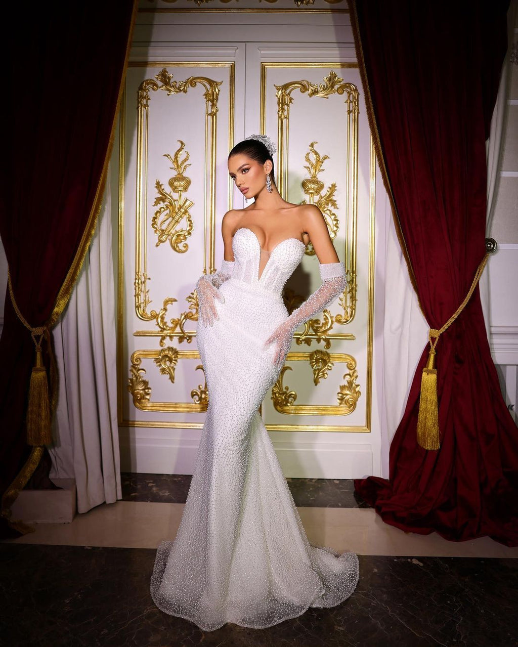 Vestido de Noiva Luxuoso Comprido Marfim com Decote em V, Cauda de Sereia, Sem Mangas, Bordado com Lantejoulas e Miçangas, com Cauda Destacável