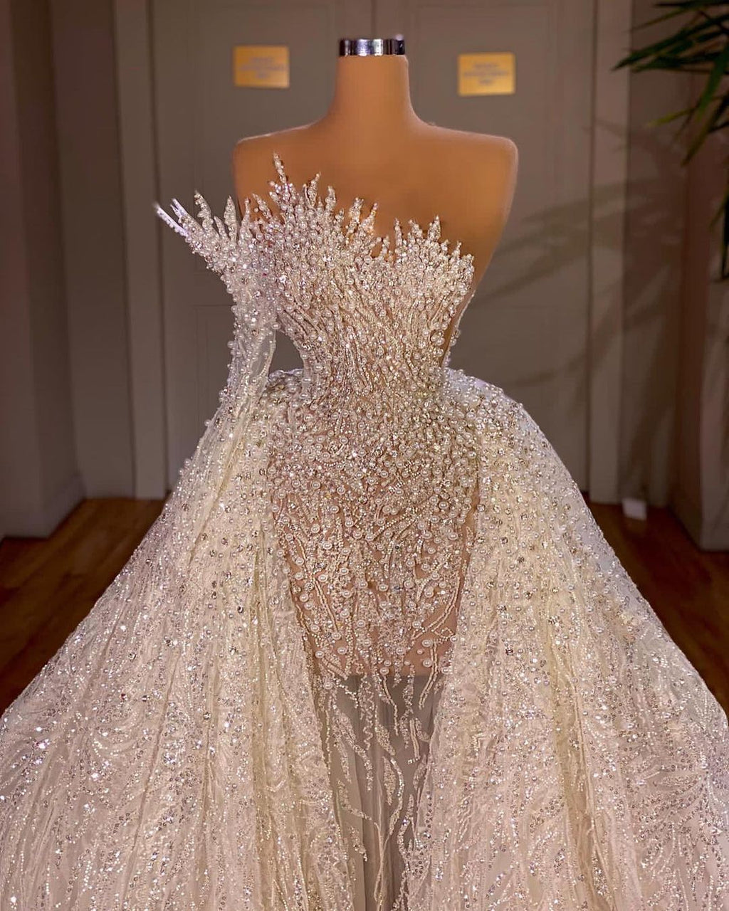 Robe de mariée blanche longue luxueuse en ligne A avec perles, une épaule et manchettes