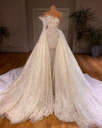 Robe de mariée blanche longue luxueuse en ligne A avec perles, une épaule et manchettes
