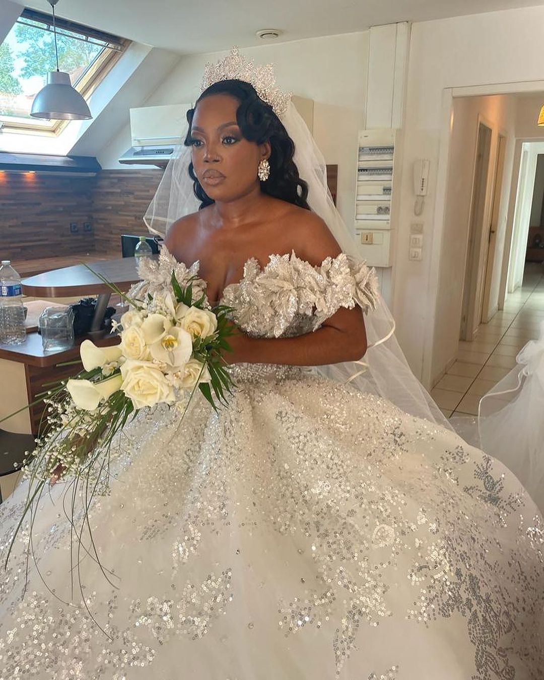 Vestido de noiva opulento branco com linha fora dos ombros e renda com lantejoulas