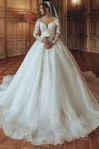 Abito da sposa lungo bianco lussuoso con scollo a barca, linea a trapezio, in tulle e pizzo, con maniche