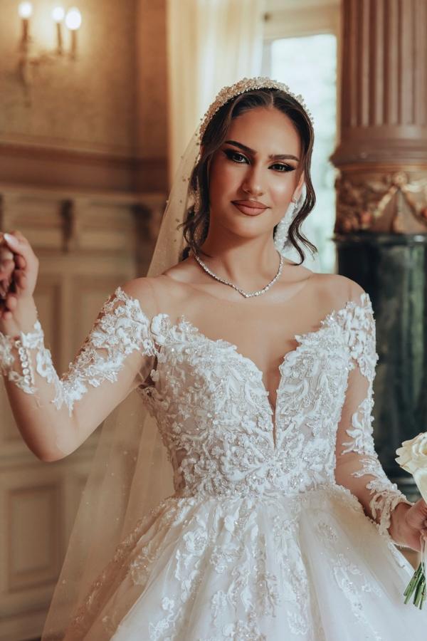 Abito da sposa lungo bianco lussuoso con scollo a barca, linea a trapezio, in tulle e pizzo, con maniche