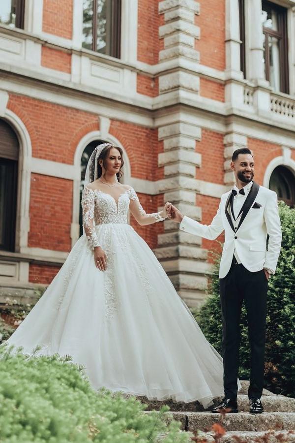 Abito da sposa lungo bianco lussuoso con scollo a barca, linea a trapezio, in tulle e pizzo, con maniche