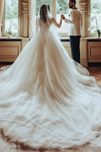 Abito da sposa lungo bianco lussuoso con scollo a barca, linea a trapezio, in tulle e pizzo, con maniche