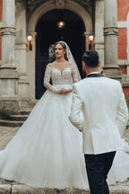 Abito da sposa lungo bianco lussuoso con scollo a barca, linea a trapezio, in tulle e pizzo, con maniche
