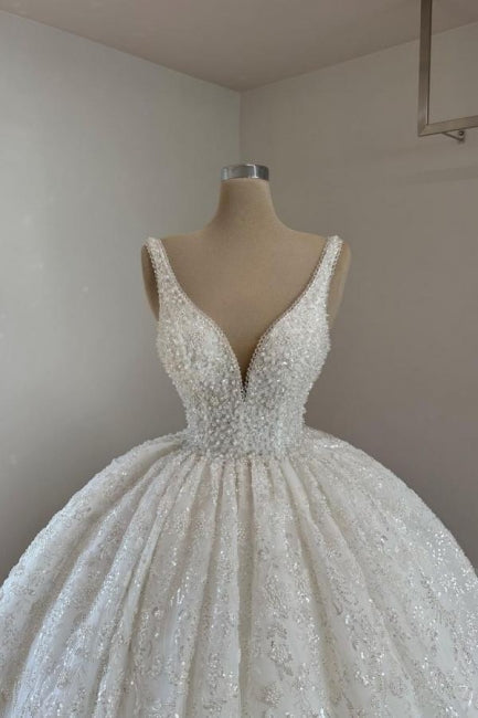Lujosos vestidos de novia de princesa con escote en V, encaje, cuentas, sin mangas y brillo.