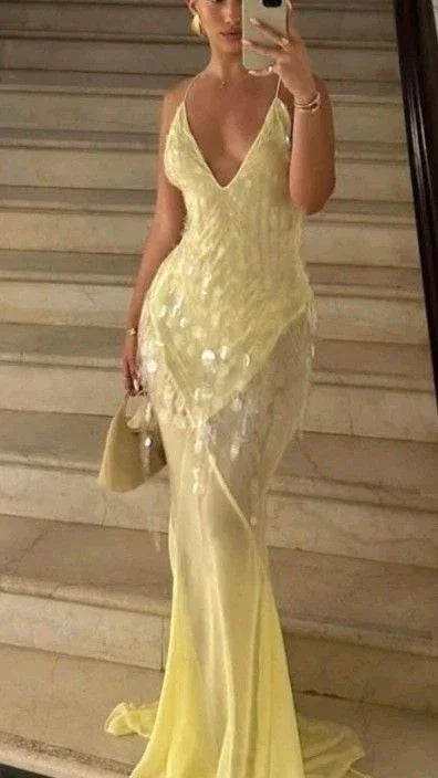 فستان سهرة أصفر من الشيفون برقبة على شكل حرف V وتصميم حورية البحر مزين بالترتر موديل Y7892