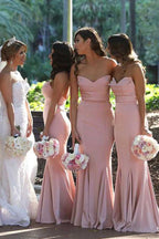 Elegante Abito Lungo da Damigella in Raso Rosa Cipria con Scollo a Cuore e Stile Sirena