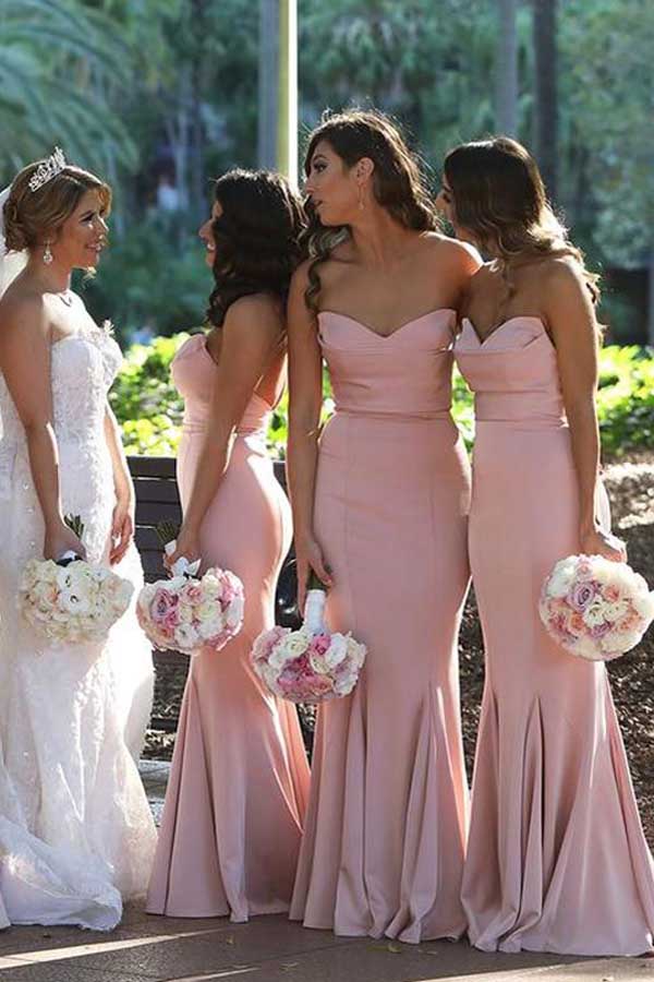 Elegante Abito Lungo da Damigella in Raso Rosa Cipria con Scollo a Cuore e Stile Sirena
