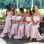 Elegante Abito Lungo da Damigella in Raso Rosa Cipria con Scollo a Cuore e Stile Sirena