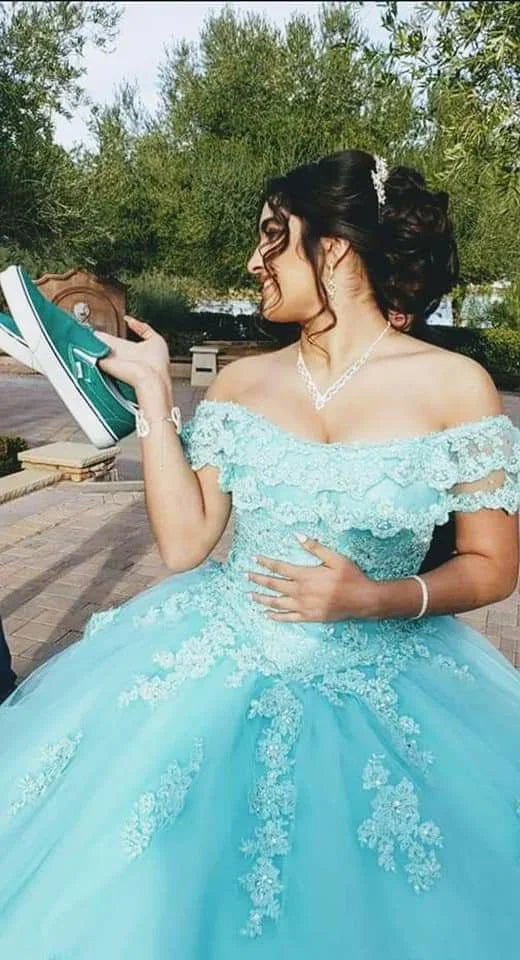 فستان أميرة طويل من التول والدانتيل بدون أكتاف Y3087
