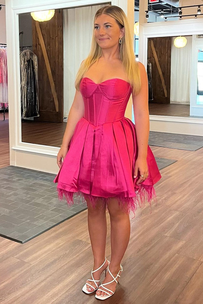 Kurzes Abendkleid in A-Linie mit Herzausschnitt und Federn