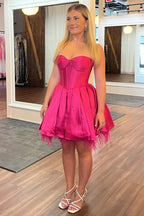 Kurzes Abendkleid in A-Linie mit Herzausschnitt und Federn