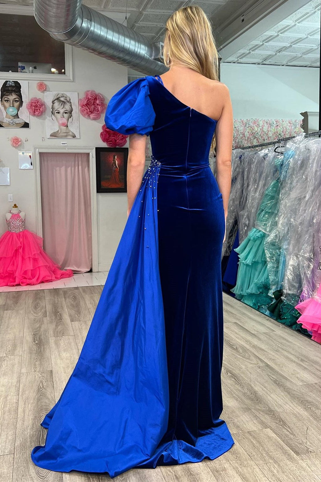 Vestido Formal Longo de Veludo com Um Ombro Só e Cauda Incorporada