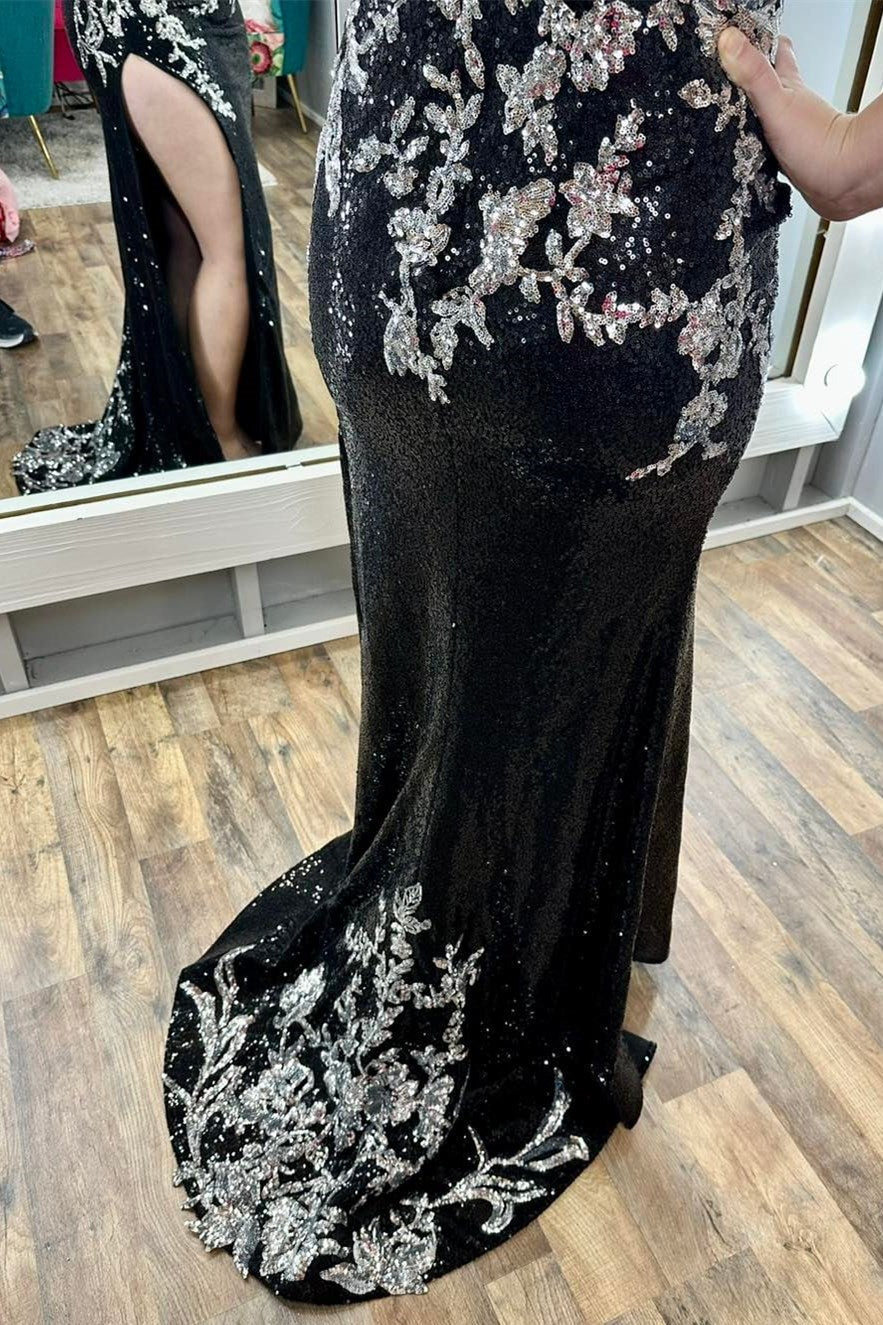 Langes Ballkleid mit Pailletten-Applikationen, Spaghettiträgern und Schlitz
