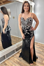 Langes Ballkleid mit Pailletten-Applikationen, Spaghettiträgern und Schlitz